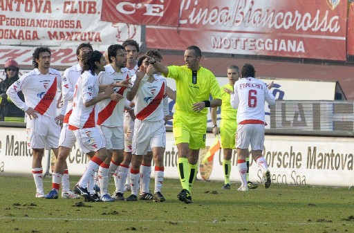 Proteste dei giocatori dopo la scandalosa decisione dell'arbitro