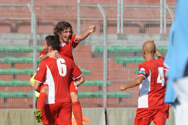 Esultanza dei biancorossi per il gol vittoria