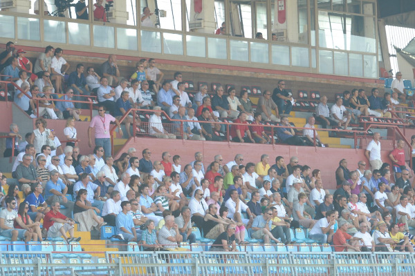 Tribuna centrale abbastanza gremita...