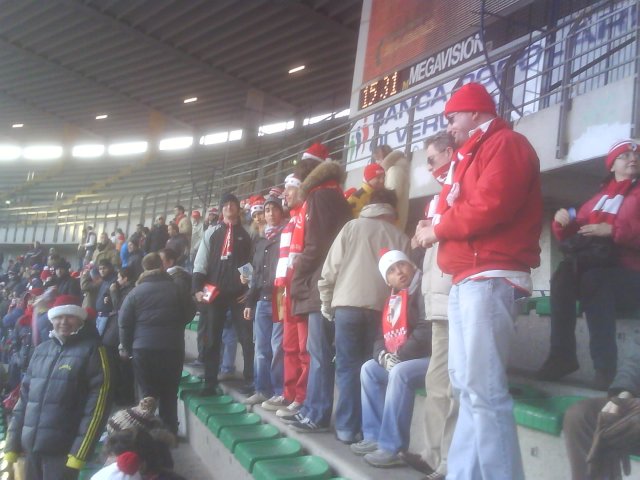 I nostri eroi schierati sui gradoni, poco dopo l'ingresso allo stadio...