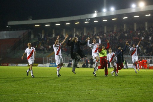 Finalmente ritorna l'abbraccio tra squadra e pubblico a fine partita