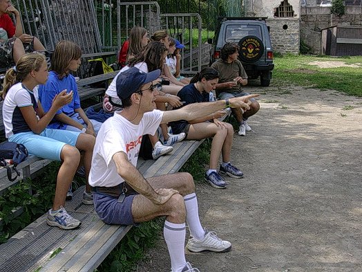 Il "coach" fornisce indicazioni in un nugolo di tifose